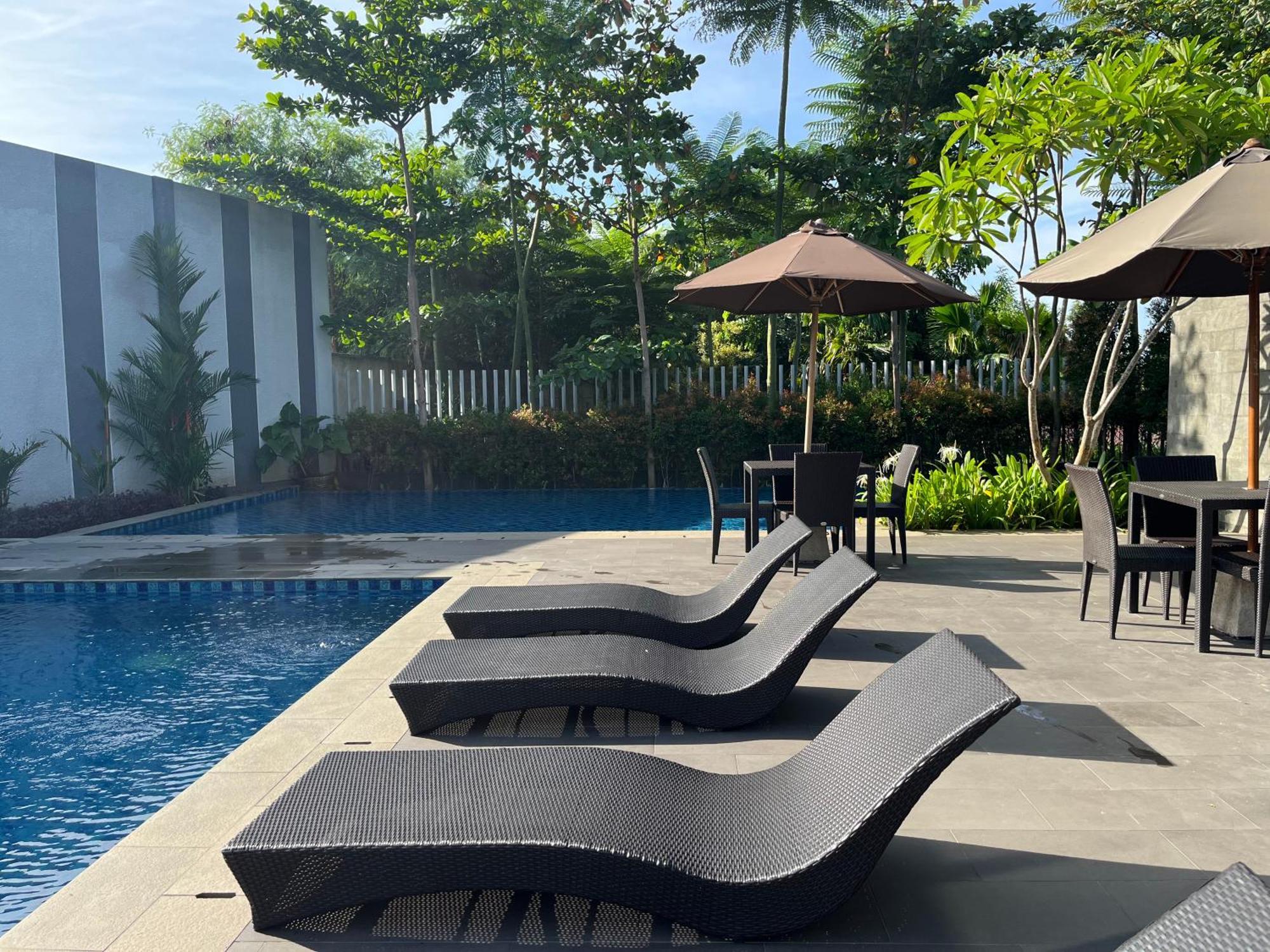 2 Floor Cozy House In Wisteria Jakarta Garden City Экстерьер фото